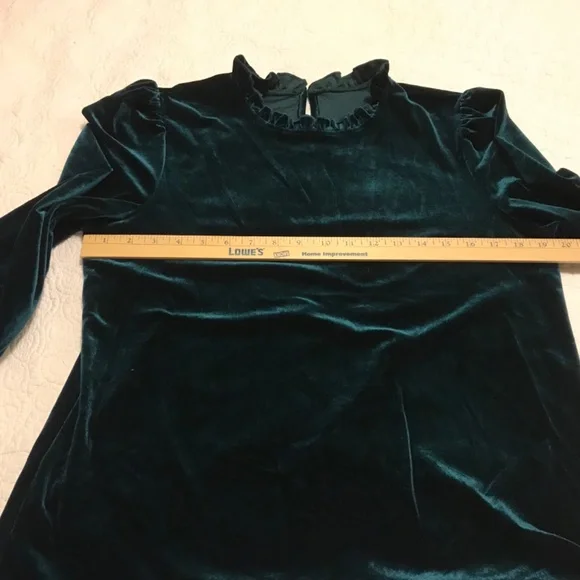 Green velvet long sleeved top embellished with ruffles at wrists & collar (L) - Picture 5 of 16